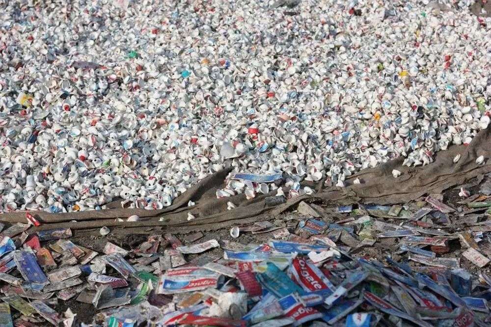 再也不用「挤牙膏」,高露洁换上的「润滑剂」包装,让牙膏从此一滴不剩 再也不用「挤牙膏」,高露洁换上的「润滑剂」包装,让牙膏从此一滴不剩